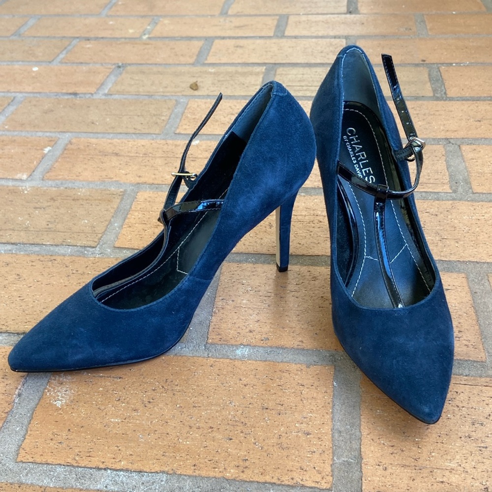 4 1/2” High heel shoes by Charles David. Size 8 like new